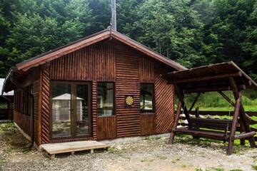 Фотографии Лоджи Cabana Barlogul Lupilor г. Berevoeşti (Румыния) №2 Фото Лоджи Cabana Barlogul Lupilor г. Berevoeşti 2